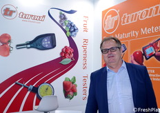 Strumenti TR Turoni per la misurazione dei parametri di frutta e ortaggi. Enrico Turoni in foto.