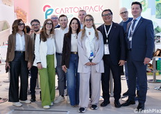 Il nutrito team aziendale della Cartonpack, specialista nella produzione di imballaggi in carta e cartone per il settore alimentare.