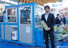 Luca Giuliani di TECO, in posa accanto a una delle macchine automatiche formatrici per vassoi, scatole e coperchi in cartone ondulato e compatto.