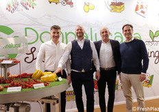 Massimiliano Cicero, Paolo Ficili, Giuseppe Aragona (di Impact Hub) e Mario Raimondi (di Nice Filler).La cooperativa agricola Donnalucata è specialista in ortaggi di alta qualità.