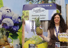 Laura Zerbo ci ha illustrato il funzionamento della macchina per la realizzazione, in soli 20 secondi, di due vaschette di ananas cubettato a partire dal frutto intero. La macchina è pensata come servizio al consumatore nei punti vendita.
