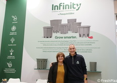 In foto: Stefanie Delgado (Specialista commerciale multilingue) e Marco Paganucci (Responsabile Commerciale Italia) presso lo stand della Nuova Pasquini & Bini. Infinity è una linea di vasi ecosostenibili e riciclabili all’infinito, in grado di migliorare la crescita delle piante..
