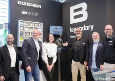 Team Bizerba. Da sinistra a destra: Alessandro Di Maria, Guido Parigi Bini, Sara Anghileri, Guido Melone, Luca Caresani e Simone Billi. In mezzo a loro, una bollinatrice interamente progettata in Italia e idonea per prodotti multipli.
