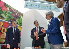 Gianluca Baruzzi del Crea di Forlì, spiega al ministro Francesco Lollobrigida, al presidente della regione Emilia Romagna Michele De Pascale e al sindaco di Cesena Enzo Lattuca lo stato della ricerca sulla fragola