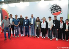 Foto di gruppo per il Consorzio Dolce Passione e la sementiera known You Seed