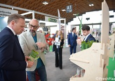 Gianluca Vidotto, di Agrimola, spiega al ministro Lollobrigida alcuni dei prodotti portati in fiera