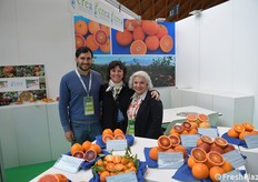 Riccardo Russo, Fiorella Stagno e Silvia Di Silvestro del Crea, mostrano campioni di agrumi in mostra pomologica