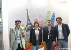 Agrintech - Iridium ha scelto il colore per il proprio stand: qui il team presente in fiera