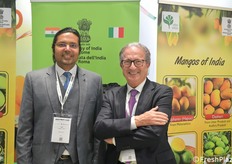 Il presidente di Macfrut Patrizio Neri con un espositore indiano