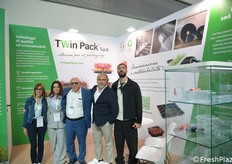 Foto di gruppo per l'azienda Twin Pack, specializzata in packaging