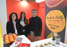 Allo stand La Normanna, ospite Vera Leotta (Distretto agrumi di sicilia). Presenti Lucia Cifalinò e Ivan Mazzamuto