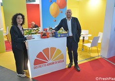 Allo stand del Distretto Agrumi di Sicilia, vera Leotta e Giosuè Arcoria