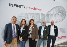 Foto di gruppo allo stand Infia