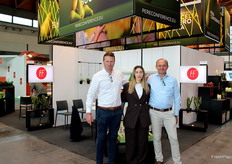 Michael Hermanowicz, Alessia Sorti, con Rafael Rutten, allo stand di Fresh Fruit Service.