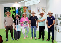 Membri dello stand del Centro di Eccellenza in Prodotti Aromatici, Medicinali e Condiment Plants (CCPAM), il punto d'incontro per la produzione, la ricerca, l'industria e i servizi legati alle piante aromatiche in Portogallo.