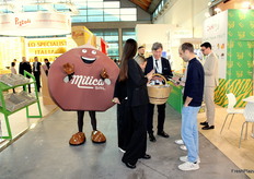 Tra una foto e l'altra, c'è sempre tempo per mangiare castagne!