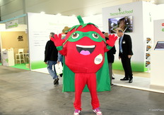 ...Dopo aver girato l'angolo, siamo stati sorpresi da un pomodoro vestito da supereroe!