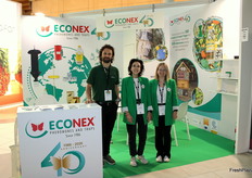 Allo stand di Econex, Nicolo di Sora, Marta Martínez e M.ª Ángeles Saez. L'azienda ha presentato Ceratinex, una soluzione per la lotta contro la mosca della frutta e dell'olivo, presso uno dei tavoli tecnici della fiera.