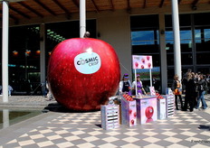 Una volta uscito il sole, tutti i visitatori della fiera hanno potuto gustare la freschezza di Cosmic Crisp presso lo stand di degustazione all'aperto.