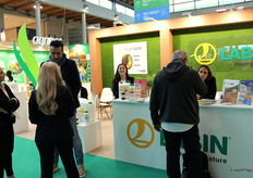 Janna González presso l'affollato stand di Labin.