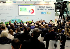 Durante i 3 giorni della fiera si sono svolti interessanti dibattiti, conferenze e tavole rotonde, come questa sull'innovazione. Varietà, vivai e TEA. Quali paesi sono all'avanguardia nell'editing genetico? La Cina è in testa, seguita dagli Stati Uniti, con l'Unione Europea al terzo posto.