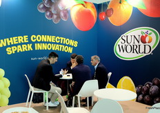 Incontro di lavoro presso lo stand di SunWorld.