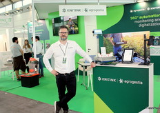 Eduardo Barbadilla allo stand di Agrogestia-Knitink, presenta i suoi nuovi prodotti.