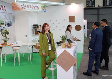 Naiara Alarcón, allo stand di Wassya, e Mila Ruiz in piena attività.