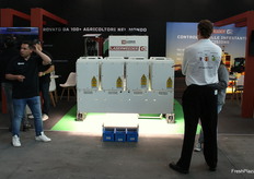 Era impossibile non avvicinarsi per osservare la luce laser pulsata del LaserWeeder nel padiglione A1, di Carbon Robotics.