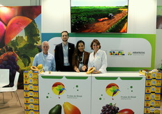 Il team di Frutas do Brasil, presso il cui stand si poteva ammirare la papaya brasiliana in assaggio.
