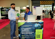 Conversazione allo stand di Hortitool Consulting.