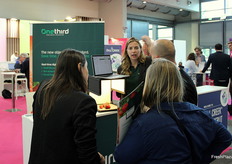 Attenzione alle richieste dei visitatori allo stand Onethird.