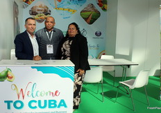 Allo stand Mipymes Cuba, Israel Rodríguez, Maikel Torreblanca e Maite Cruz.