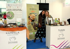 Allo collettiva La International Buyers Lounge, Virginia Marchisotta e Carlota Fiorino, presso gli stand di Kampala e Tunisia.