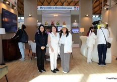 Laura Peralta, Ana M.ª Barceló e Ana M.ª Peralta, allo stand della Repubblica Dominicana.