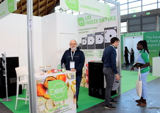 Ales Njegovan, allo stand di Exeat, che promuove i suoi liofilizzatori per il settore ortofrutticolo.