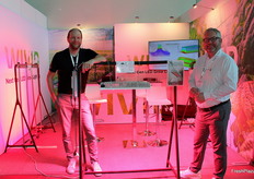 Sotto la luce LED rosa di Wivid, Erik Wikdtröm e Bas Krommenhoek.