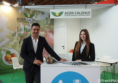 Paolo Natale e Nicole, in rappresentanza della Ager Calenus-Società Agricola Antonio Nuzzo di Francolise (CE). "I nostri prodotti spaziano da ciliegie ad albicocche, susine, pesche e nettarine, pere, mele, kaki e in ultimo kiwi". Fiore all'occhiello è la Melannurca Campana IGP, per cui l'azienda ha aderito al Consorzio di Tutela, sia in qualità di produttore sia come azienda confezionatrice.