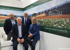 Allo stand del Consorzio Produttori Patate Associati-PPAS: Albino Carli, Michele Santaniello, Fiore Gualtieri e Pietro Tarasi. "A Macfrut raccontiamo la Patata Della Sila IGP non solo come prodotto, ma come risultato di scelte, metodo e territorio".