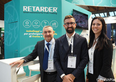A rappresentare Retarder, Aldo e Luca Rivoira insieme a Erika Dotta. L'azienda offre una gamma di soluzioni tecnologiche per la conservazione di frutta e verdura.