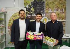 Paolo Spata, Antonio ed Emanuele Bellassai dell'azienda La Bella Assai di Mazzarrone (CT), specializzata nella produzione di uva da tavola e al suo secondo anno consecutivo come espositore.