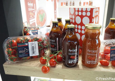 I pomodori freschi siciliani "selezionati con amore" de L'Ortofrutticola F e le salse pronte di pomodoro ciliegino gluten free a marchio Ferrera.