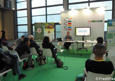 Stefano Foschi, ricercatore di Ri.nova, durante l'incontro tecnico sul tema "Linea tecnica UNAPera - Gestione colturale, impiantistica e varietà - Aggiornamento sui portinnesti".