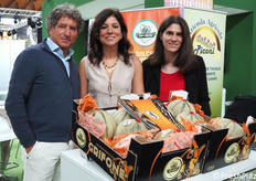 Gianni e Carolina Spinetti, insieme a Laura Bulletti, della Società Agricola Top Melon. "Siamo in fiera con tutto il nostro impegno, la nostra filiera e la qualità che ogni giorno portiamo nei campi".