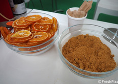 Fette di clementine disidratate e in polvere.