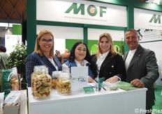 Un sorriso in direzione della macchina fotografica per il team della Del Prete, realtà consolidata nel centro agroalimentare di Fondi-MOF.