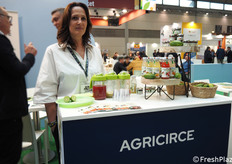 Barbara Fratangeli dell'azienda Agricirce che, nel cuore del Parco Nazionale del Circeo, coltiva e trasforma il finger lime per creare frutti freschi, nettari, confetture e condimenti gourmet.