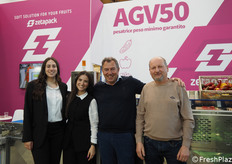 Matilde Antonacci, Arianna Zammarchi, Nicola Antonacci e Stefano Zoli di Zetapack vicino alla pesatrice AGV50.