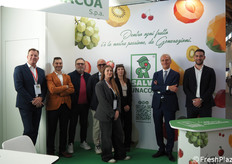 Il team di Salvi Unacoa, società che commercializza kiwi, pere, mele, uva da tavola, agrumi (arance e clementine), fragole, pesche e nettarine, albicocche e susine. "Dentro ogni frutto c'è la nostra passione, da generazioni".