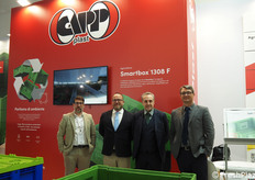 Parte del team Capp-Plast presente in fiera. L'azienda produce contenitori riciclabili al 100% nel massimo rispetto dell'ambiente. Smartbox 1308 F è la risposta intelligente, affidabile ed economica ai problemi di logistica e di spazio del settore agroalimentare.